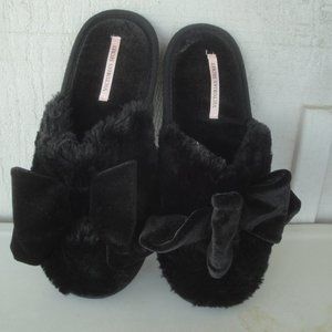 Victoria's Secret Slippers Women's Size M Black and velvety soft